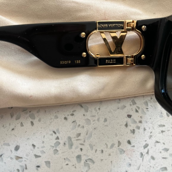 Louis Vuitton Womens sunglasses only worn once Excellent condition - Picture 2 of 9